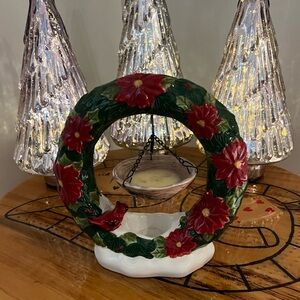 Home Interiors Red and Green Holiday Cardinal Tea Light Wreath Wax Warmet